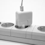 Ультракомпактный сетевой адаптер питания, мощностью 2.1A, для быстрой зарядки смартфонов и планшетов Apple от электрической сети 220V. Белый.